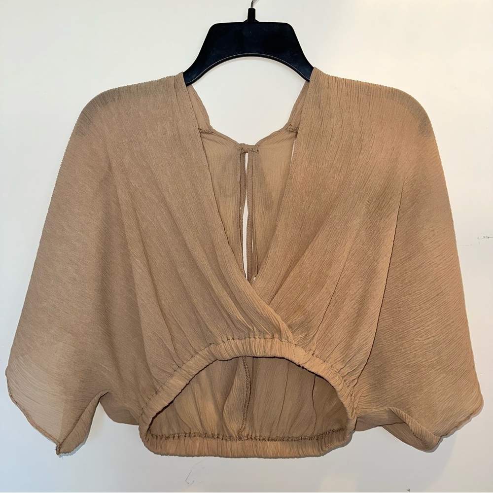 BREEZE ON BY CRINKLE CROP TOP - LATTE